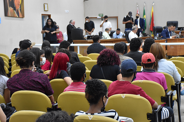 Alunos da Escola João Luiz de Oliveira participam de sessão na Câmara