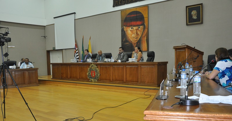 Com poucas mat?rias a serem votadas, sess?o na quarta-feira, dia 20, foi marcada por grandes debates em torno da situa??o pol?tica