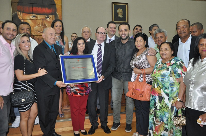 Vereadores e familiares   na entrega da honraria ao ex vereador