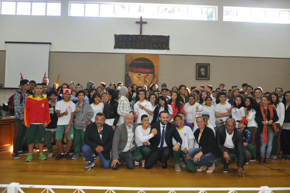 Vereadores e alunos da Escola Municipal Paulo Freire que participaram da 1? sess?o jovem na C?mara Municipal