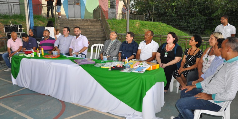 Vereadores participam da entrega de kitsescolares  na escola Armando Vidigal  no Jardim S?o Marcos
