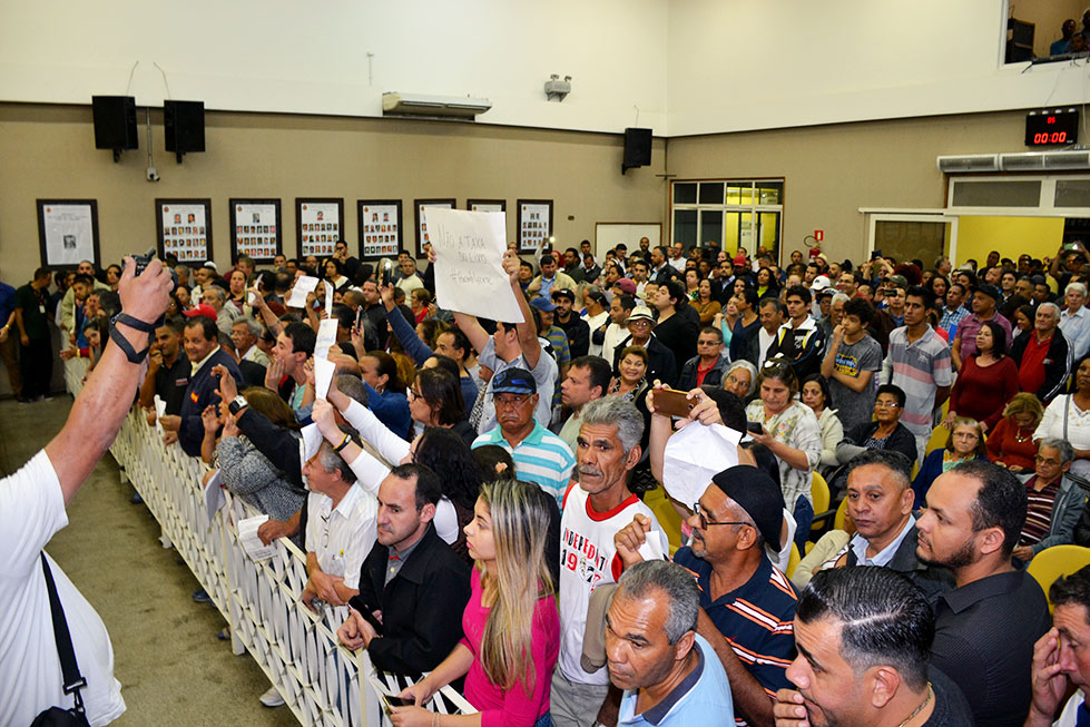 Vereadores encerram sess?o ap?s tumulto generalizado de manifestantes; parlamentares tentaram di?logo, mas sem sucesso