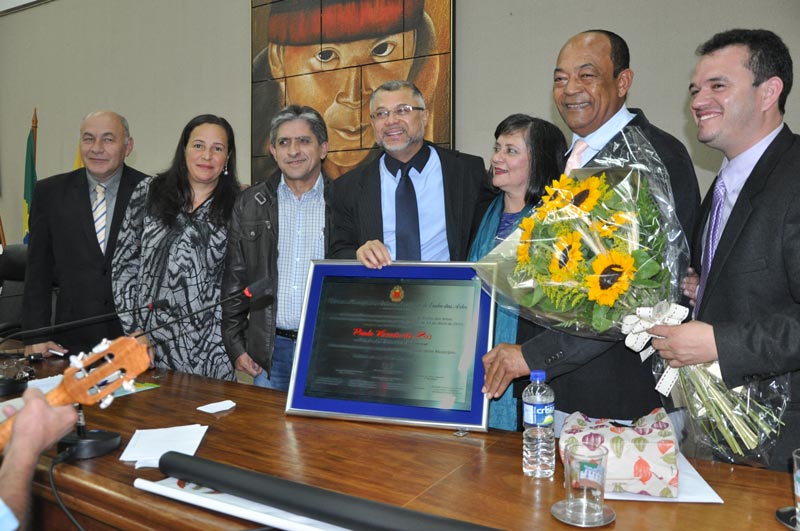 Paulo Vicente posa orgulhoso com placa de sua honraria ao lado dos vereadores