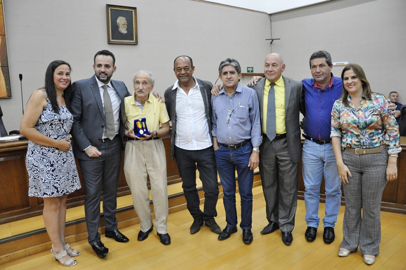 Vereadores homenageiam o professor Pedro Ayres 