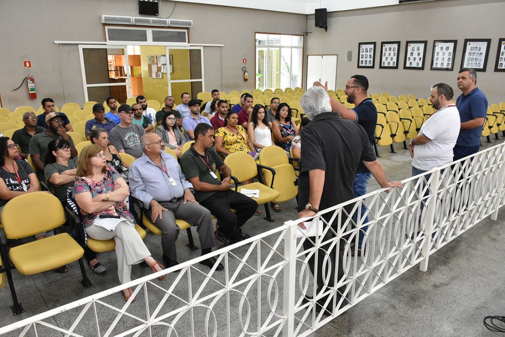 Presidente da C?mara, Hugo Prado, recepciona os servidores concursados antes da elei??o da nova Comiss?o do Plano de Carreira