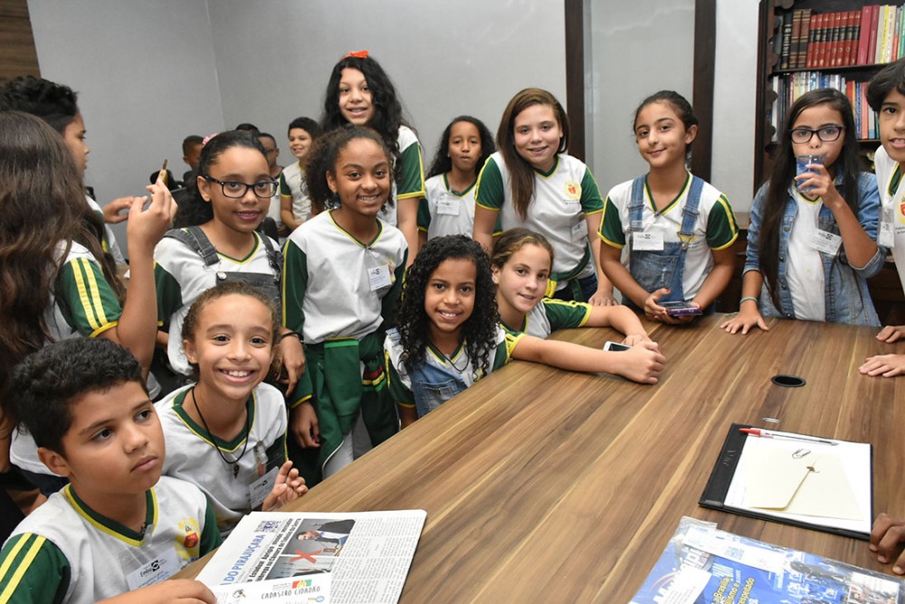 Alunos da Josefina Azteca puderam conhecer os setores da C?mara Municipal, inclusive a Sala da Presid?ncia onde fizeram fotos