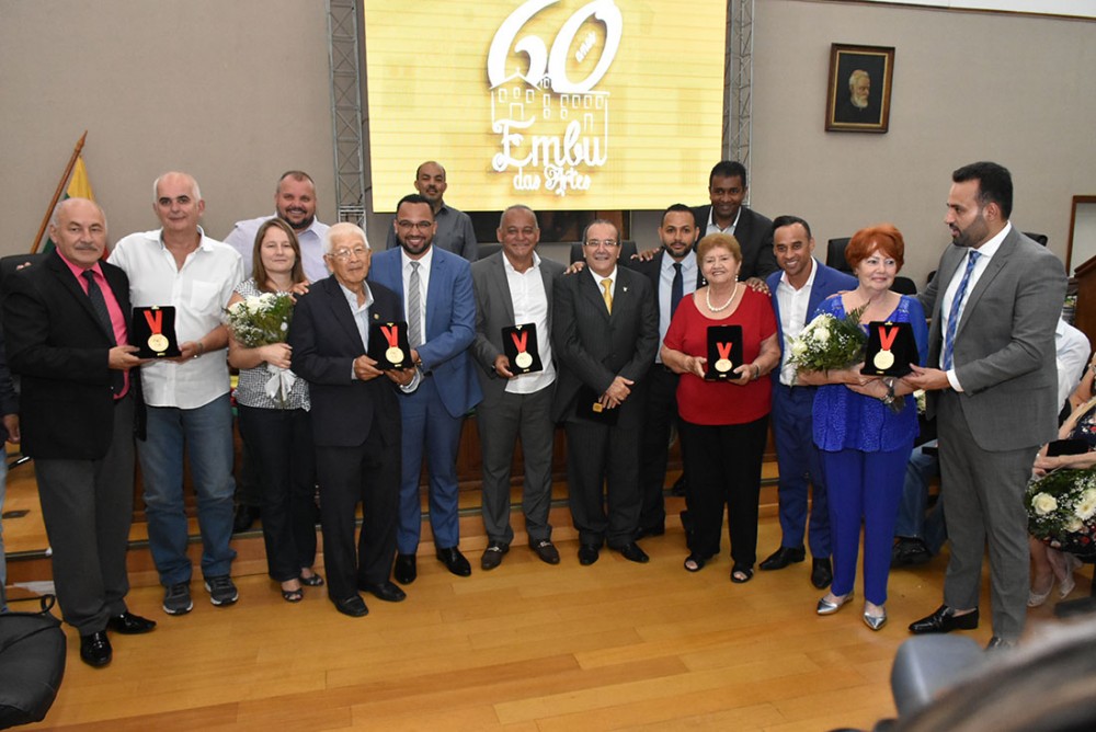 Sessão Solene pelos 60 anos Embu das Artes é marcada por homenagem a Leiliane