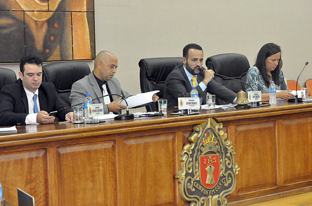 Vereadores aprovam contrata??o para pr?tica de esportes de alunos e apoiam punir apag?es