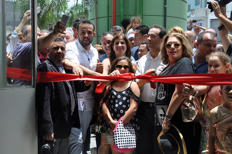 Prefeito Chico Brito, presidente da C?mara Ney Santos e vereadores cortam fita da porta de entrada da UPA.