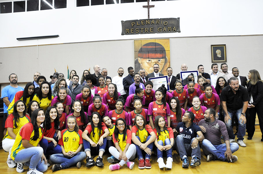 Vereadores aprovam denomina??o de Pra?a e destacam in?cio promissor do futebol feminino na cidade